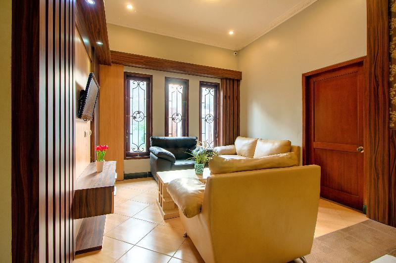 Oyo 1195 The Doctor'S Guest House Syariah Kejayan Exterior photo