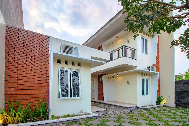 Oyo 1195 The Doctor'S Guest House Syariah Kejayan Exterior photo