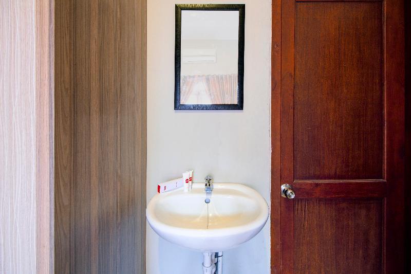 Oyo 1195 The Doctor'S Guest House Syariah Kejayan Exterior photo